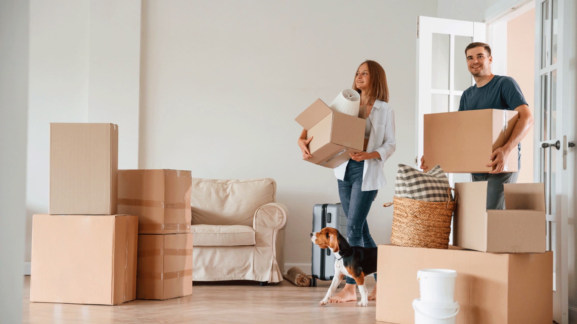 Pareja empacando cajas el día que se concreta la venta de su casa